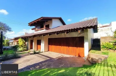 Excelente casa de 300m² com 03 dormitórios sendo 02 suítes.
