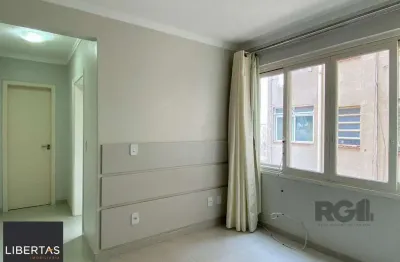 Apartamento semimobiliado com portaria no centro histórico