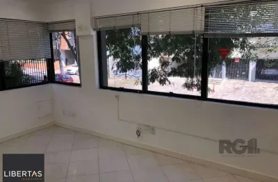 Excelente sala comercial. 2 salas muito espaçosas e uma meno