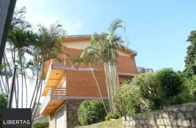 Residência com vista panorâmica espetacular para o guaíba em todos os cômodos da casa, hall de entrada, gabinete, lavabo, living para três ambientes com sacada e vista