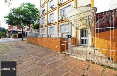 Apartamento de 2 (dois) dormitórios, com excelente localização, no bairro petrópolis. amplo living, cozinha e área de serviço, banho social.