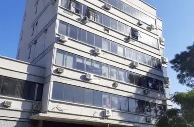 Sala comercial com 39m² privativos com hall de espera, banheiro e  ampla sala/escritório com móveis sob medida.