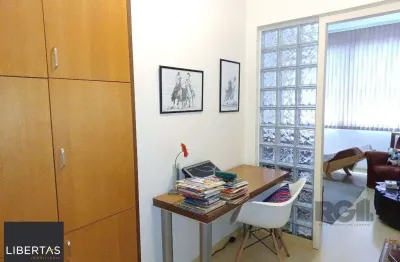 Sala comercial com 20m², andar alto, bem iluminada e ventilada.