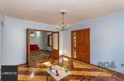 Casa 216m² - 4 dormitórios, 5 vagas no bairro partenon