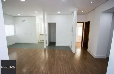 Casa comercial com aproximadamente 157m² privativos