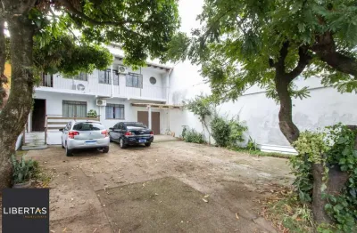 Casa ampla de 2 pavimentos com 4 dormitórios, 1 suite e 4 vagas no bairro santa tereza!