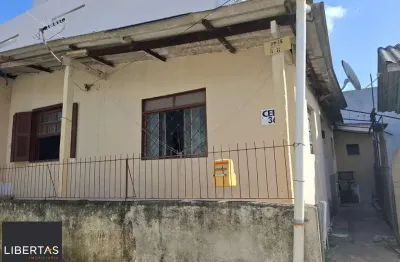 Vende casa no bairro cavalhada em acesso a poucos metros da avenida. construídos 2 residências geminadas com 1 dormitório separado, sala e cozinha integrados casa uma, mais chalé antigo de madeira.