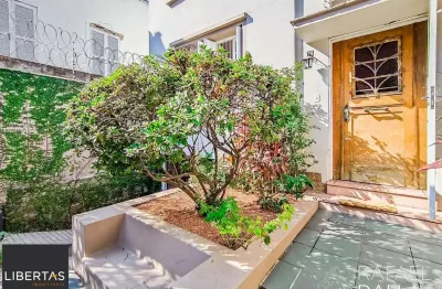 Casa impecável na lopo gonçalves com 4 dormitórios, garagem e pátio amplo