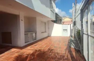 Excelente casa com 03 suítes + apto nos fundos com 01 dor. garagem 3 carros