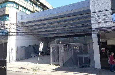 Prédio comercial desocupado, localizado na avenida protásio alves, no bairro petrópolis,