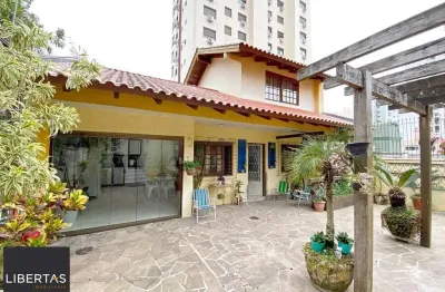 Casa térrea com edícula e salão de festas próximo ao iguatemi