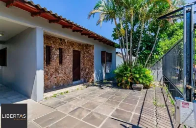 Casa com 3 dormitórios, 4 vagas e amplo pátio no bairro sarandí