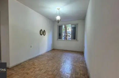 Apartamento amplo, 70m² com 2 quartos e 2 banheiros, no coração da cidade baixa