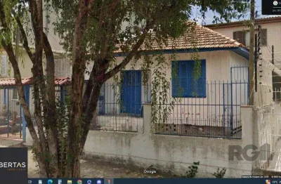 Excelente oportunidade de negócio, para locar ou morar com a família. terreno de 11,00 x 17,60 com 01 sobrado de 3 dormitório... e outra em madeira 2 dormitórios.