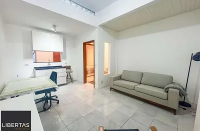 Apartamento de 1 dormitório, suíte ampla, semimobiliado, com pátio privativo no bairro mont serrat.