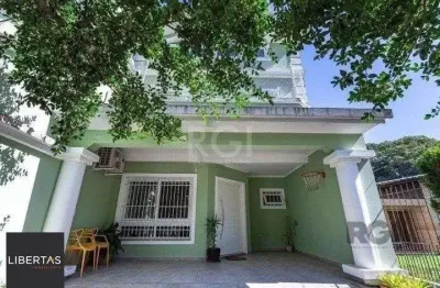 Casa com 03 dormitórios, 01 suíte, pátio, terraço com churrasqueira e vaga de garagem para 03 carros no bairro ipanema