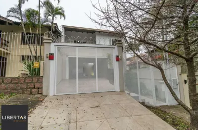 Casa sobrado no bairro Cristal de 3 dormitórios e 3 vagas DESOCUPADA