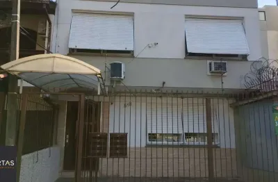 Apartamento térreo, com pátio na rua chile bairro jardim botânico,ótimo local