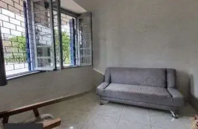 Casa de 4 dormitórios, 2 banheiros para venda pronta para morar no bairro partenon em porto alegre/rs.