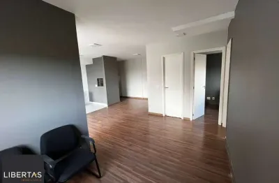 Apartamento de 3 dormitórios transformado em 2, 1 suíte e living com churrasqueira.