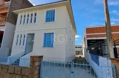Casa com 3 quartos para alugar na Rua Conselheiro Travassos, 206, São Geraldo, Porto Alegre