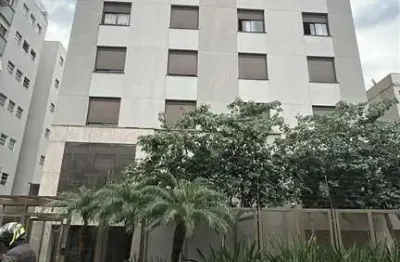 Apartamento desocupado com 2 quartos, sendo 1 suíte, 2 banheiros e garagem coberta escriturada.