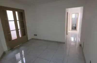 Venda apartamento de 2 quartos térreo, localizado na rua felipe de oliveira, bairro petrópolis