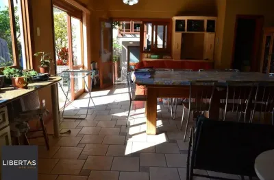 Casa comercial e residencial com 518m² (4 quartos / 5 banheiros / 3 vagas garagem) no bairro partenon localizada à meia quadra da av. bento gonçalves.
