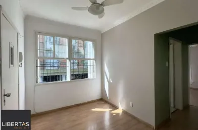 Apartamento reformado de 1 dormitório ensolarado e amplo no centro histórico