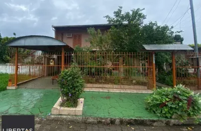 Ótima casa de dois pavimentos localizada no bairro restinga