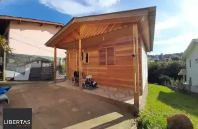 Terreno com 2 casas pré-fabricadas recém-construídas