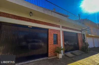 Casa 03 dormitórios, 01 suíte, terraço, pátio, garagens cobertas na vila nova - ótima localização