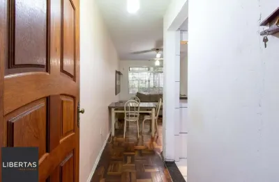 Apartamento térreo com pátio privativo no coração do menino deus, 2 dormitórios.