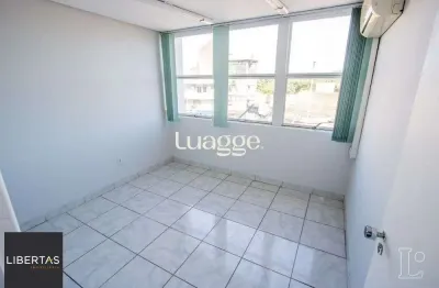 Sala comercial com 22m² de área privativa, frente, piso cerâmico, equipada com lavabo e ar-condicionado split