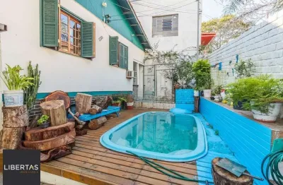 Casa 03 dormitórios, 2 suítes,  216m² privativos  com piscina no bairro medianeira
