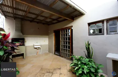 Apartamento térreo , tipo casa, área externa com churrasqueira , 02 dormitórios.
