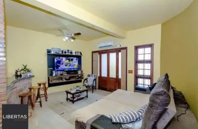 Casa à venda com 3 dormitórios, 1 suíte e espaço gourmet em terreno alto