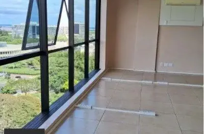 Sala com 68m2, a recém reformada,  com uma das vistas mais lindas de porto alegre