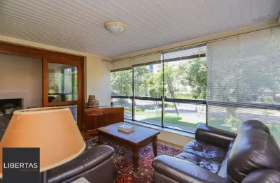 Apartamento com 3 dormitórios, suíte, 2 vagas e varanda com churrasqueira.