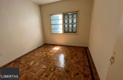 Apartamento térreo com pátio privativo em localização estratégica