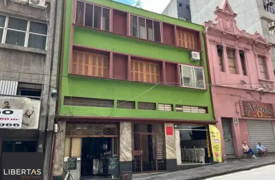 Apartamento com 03 quartos e 02 banheiros no centro histórico de porto alegre.