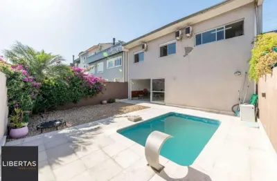 Casa em condomínio de 3 dormitórios,2 vagas e churrasqueira no bairro agronomia