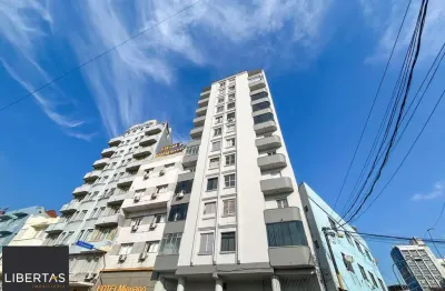 Apartamento 28m² privativos, iluminação natural, 01 dormitório, sala e cozinha integrados, banheiro social - centro  -andar alto