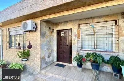 Casa com 03 dormitorios e 4 vagas de garagem proximo a sport club sáo jóse - porto alegre/rs.