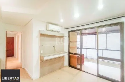 Vende ou aluga  no bairro menino deus, com garagem, apartamento de 03 dormitórios, suíte, living 02 ambientes, com sacada e churrasqueira