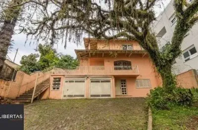 Casa desocupada e semi mobiliada, com suíte master, sacada, vista panorâmica, em amplo terreno no santa tereza
