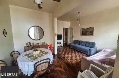 Apartamento térreo com 2 dormitórios e amplo pátio no bairro floresta