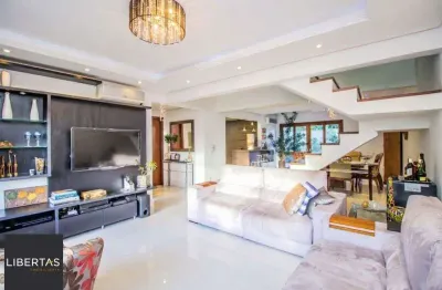 Casa com 3 dormitórios, sendo 1 com closet, sótão e pátio em condomínio