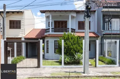 Sobrado, 3 quartos, 2 vagas, pátio com piscina - Bairro Nonoai