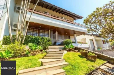 Casa com 4 dormitórios, 1 suíte, 4 vagas, piscina no bairro Três Figueiras.